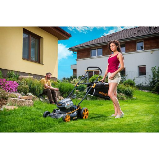 Riwall PRO RALM 4640 SPi - akkumulátoros önjáró fűnyíró szénkefe nélküli motorral 4 az 1-ben, 40 V (akku és töltő nélkül)